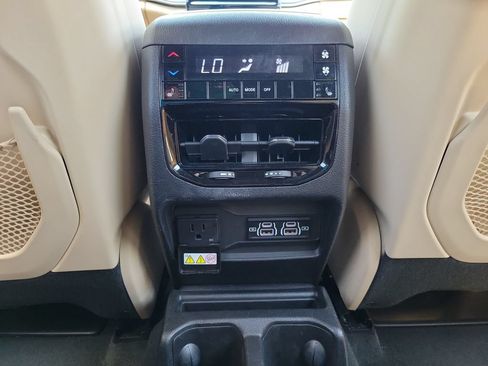 Used 2023 Jeep Grand Cherokee L Limited w/ Luxury Tech Group II RWD image 13