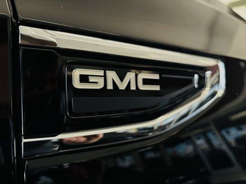 Used 2023 GMC Yukon SLT AWD/4WD image 4