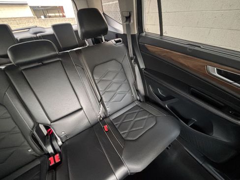 Used 2025 Volkswagen Atlas SE image 38