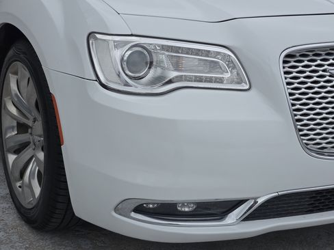 Used 2019 Chrysler 300 Limited image 9