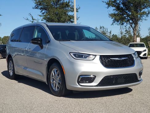 Used 2024 Chrysler Pacifica Touring-L image 3