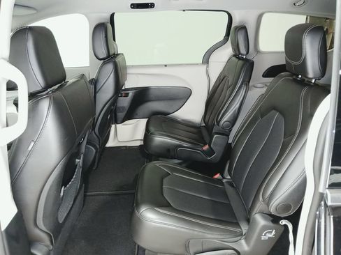 Used 2024 Chrysler Pacifica Touring-L FWD image 12