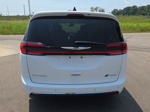 Used 2023 Chrysler Pacifica Touring-L FWD image 4