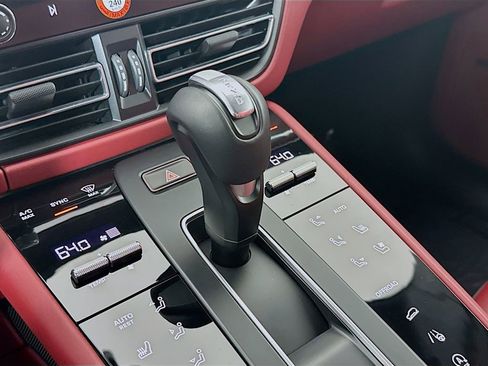 Certified 2025 Porsche Macan image 19