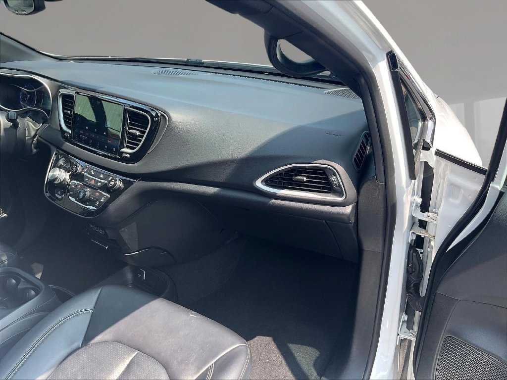 Used 2025 Chrysler Pacifica Select FWD image 26