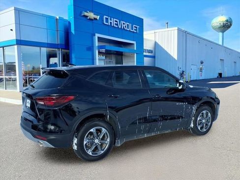 Used 2025 Chevrolet Blazer LT image 3