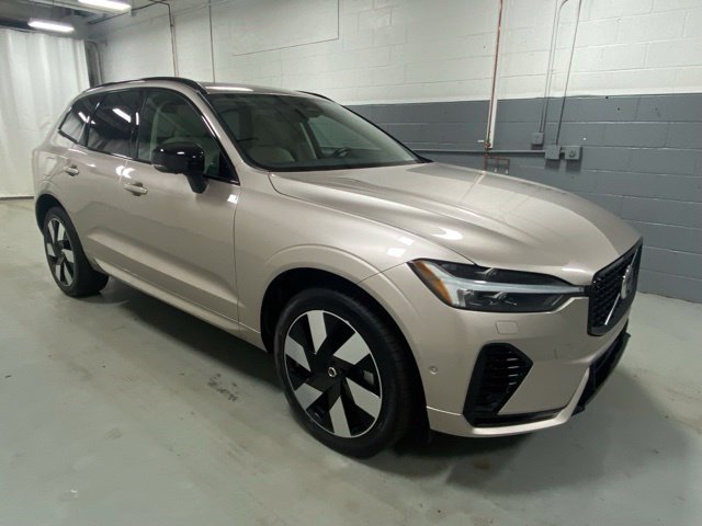 Used 2025 Volvo XC60 T8 Plus w/ Protection Package Premier AWD/4WD image 4