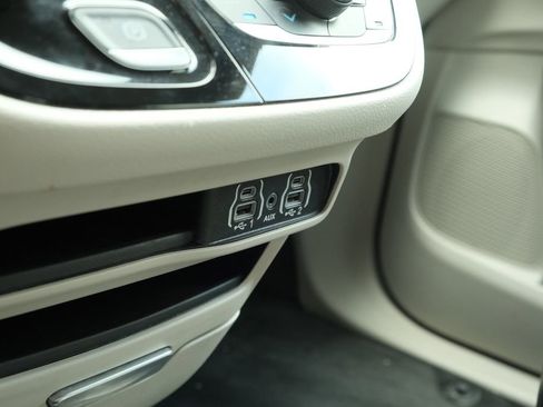 Used 2023 Chrysler Pacifica Touring-L image 17