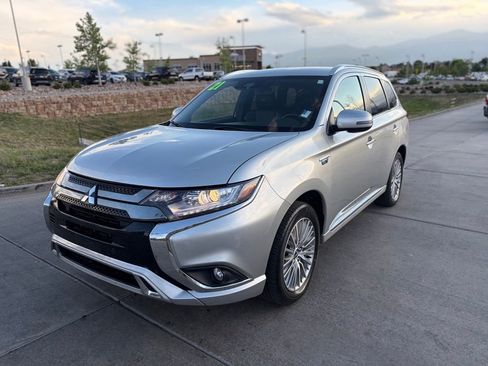 Used 2021 Mitsubishi Outlander 4WD Plug-In Hybrid image 3