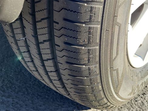 Used 2018 Nissan Rogue SV w/ Premium Package image 26