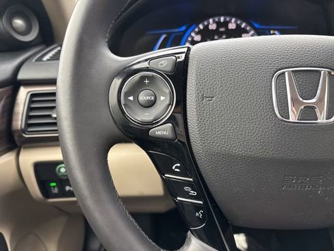 Used 2017 Honda Accord Touring image 14
