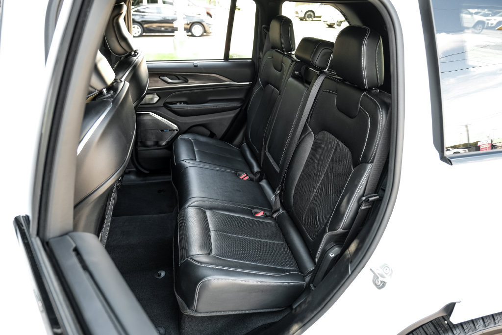 Used 2022 Jeep Grand Cherokee Overland w/ Luxury Tech Group IV AWD/4WD image 57