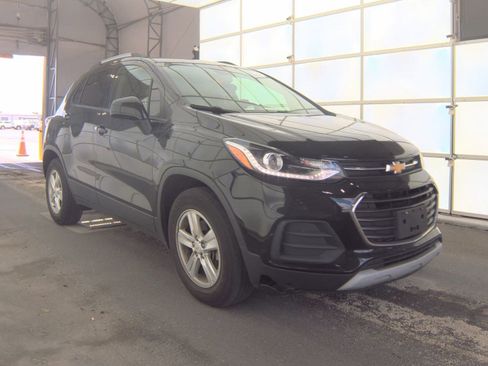 Used 2021 Chevrolet Trax LT w/ Premium Seat Package AWD/4WD image 4