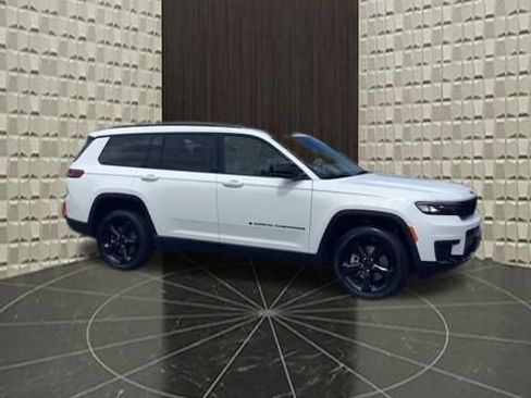 Certified 2023 Jeep Grand Cherokee L Altitude AWD/4WD image 3