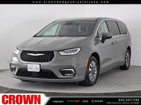 Used 2023 Chrysler Pacifica Touring-L FWD image 3