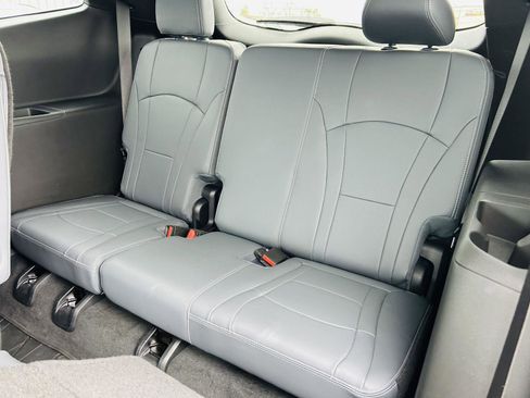 Used 2023 Buick Enclave Essence image 28