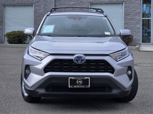 Used 2019 Toyota RAV4 XLE image 2