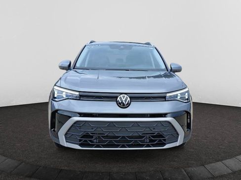 Used 2025 Volkswagen Taos SE FWD image 2
