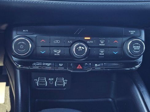Used 2022 Dodge Durango SXT w/ Blacktop Package AWD/4WD image 32