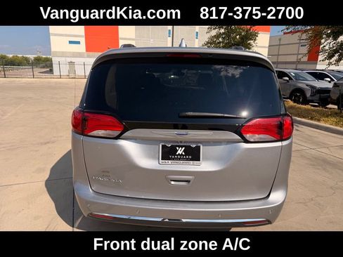 Used 2019 Chrysler Pacifica Touring-L FWD image 3