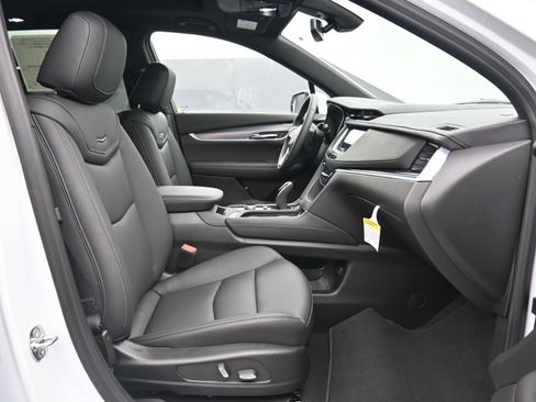 New 2025 Cadillac XT6 Luxury image 13