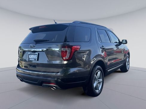 Used 2018 Ford Explorer XLT w/ Equipment Group 201A FWD image 7