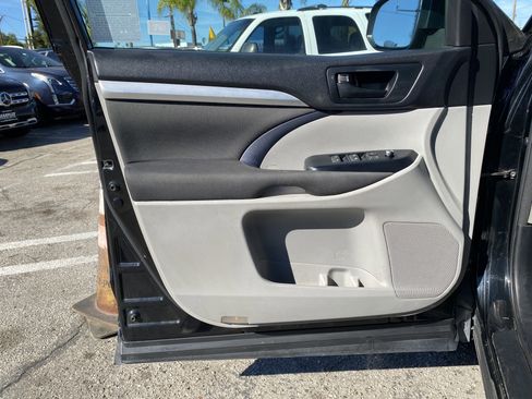 Used 2018 Toyota Highlander LE w/ Carpet Mat Package (TMS) image 14