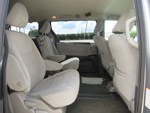 Used 2016 Toyota Sienna LE FWD image 35