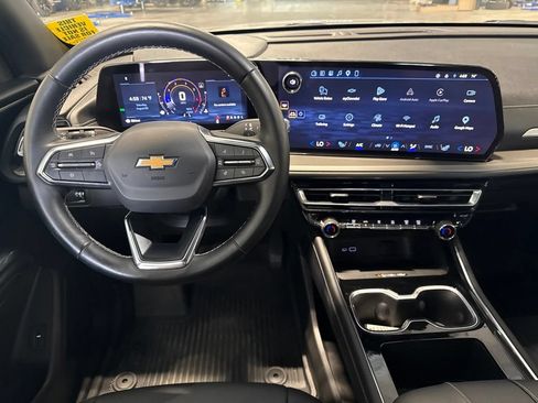 Used 2026 Chevrolet Traverse LT w/ Driver Confidence Package FWD image 3