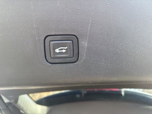 Used 2018 Chevrolet Traverse LT image 11