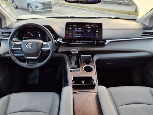 Used 2024 Toyota Sienna XLE image 9