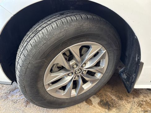 Used 2023 Toyota Sienna XLE AWD/4WD image 5