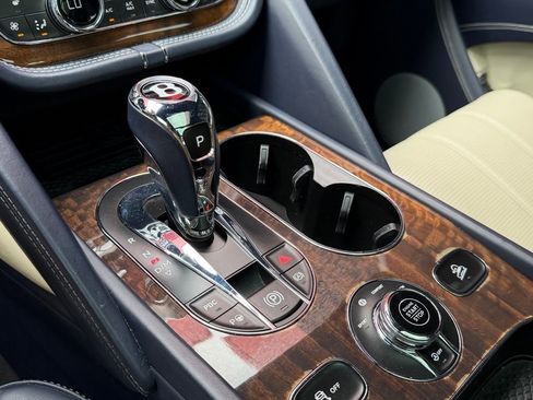 Used 2021 Bentley Bentayga AWD/4WD image 25