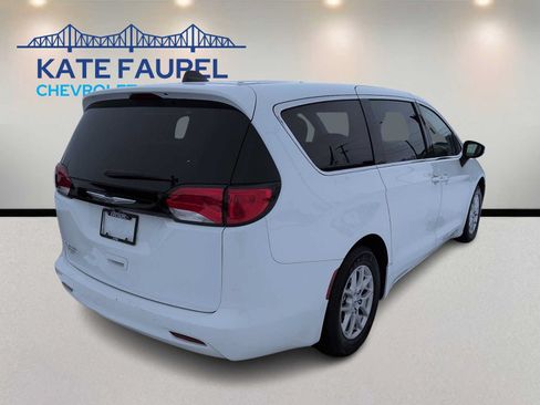 Used 2023 Chrysler Voyager LX FWD image 7