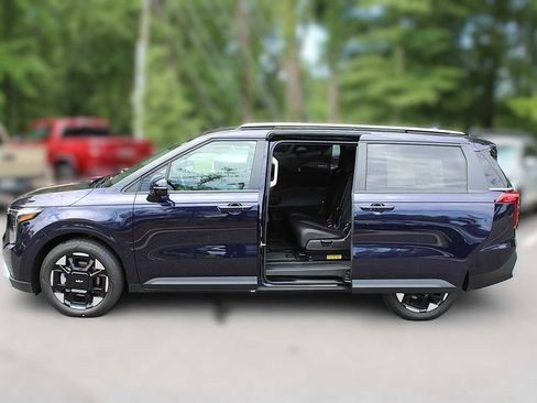 New 2025 Kia Carnival EX image 6