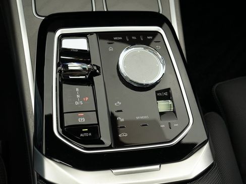 Used 2023 BMW 760i xDrive image 21