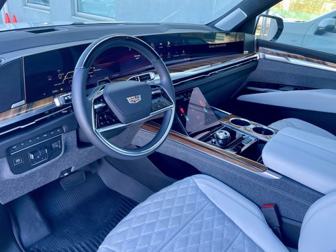 Used 2025 Cadillac Escalade Sport Platinum w/ LPO, ONYX Package AWD/4WD image 13