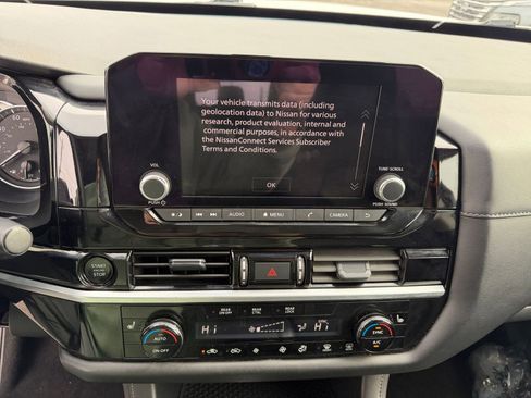 Used 2025 Nissan Pathfinder SV image 17