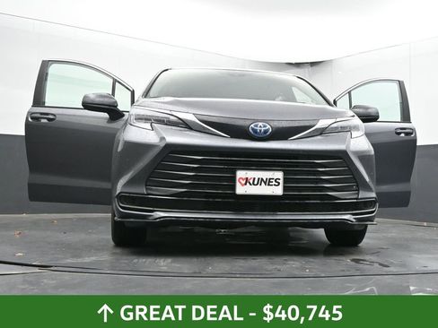 Used 2025 Toyota Sienna LE image 68