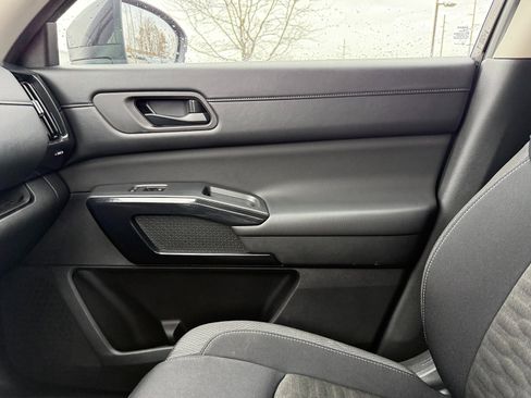 Used 2024 Nissan Pathfinder SV w/ SV Premium Package image 38