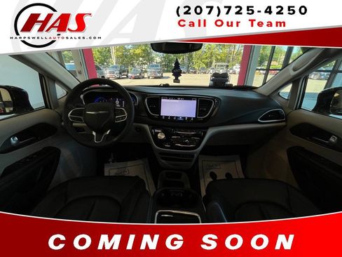 Used 2024 Chrysler Pacifica Touring-L FWD image 17