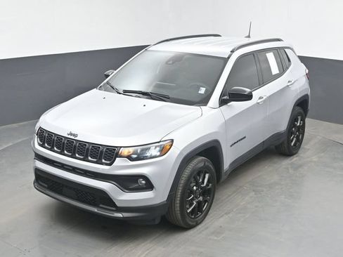 Used 2025 Jeep Compass Latitude w/ Altitude Special Edition AWD/4WD image 32