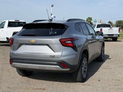 Used 2025 Chevrolet Trax LT FWD image 5
