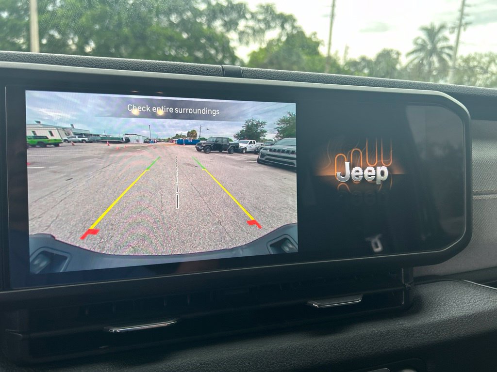 Used 2025 Jeep Gladiator Sport AWD/4WD image 14