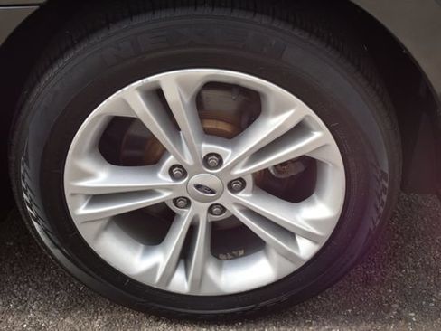 Used 2017 Ford Taurus SEL FWD image 40