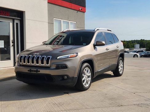 Used 2017 Jeep Cherokee Latitude w/ Comfort & Sound Group FWD image 23