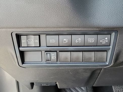 Used 2025 Toyota Sequoia SR5 AWD/4WD image 31