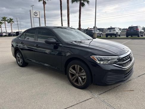 Used 2023 Volkswagen Jetta SE w/ Panoramic Sunroof Package FWD image 3