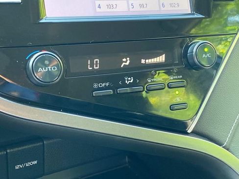 Used 2018 Toyota Camry SE FWD image 25
