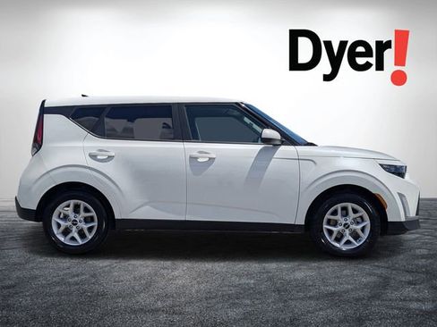 Certified 2025 Kia Soul LX w/ LX Technology Package FWD image 2
